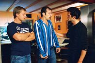 Mit Herz und Handschellen – Der flüchtige Wacker (Jannis Spengler, M.) sucht ausgerechnet Unterschlupf bei seinem Vorgesetzten Leo (Henning Baum, l.) und dessen Freund Thorsten (Martin Rapold, r.). Ist das wirklich eine gute Idee?; Der flüchtige Wacker (Jannis Spengler, M.) sucht ausgerechnet Unterschlupf bei seinem Vorgesetzten Leo (Henning Baum, l.) und dessen Freund Thorsten (Martin Rapold, r.). Ist das wirklich eine gute Idee?