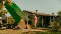 neoriginal: Tschappel – Pius (Valentin Erb, l.) verkauft BlaBla (Sebastian Jakob Doppelbauer, r.) den Sand für den Beach, während sie sich im strahlenden Sommer über das Geschäft unterhalten.