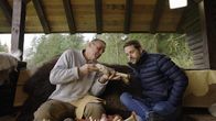 Terra X: Europa in ... – Experimentalarchäologe Rudolf Walter (l.) zeigt Mirko Drotschmann (r.) den Fußknochen eines Rentiers. Ausgangsmaterial für die Herstellung einer eiszeitlichen Nähnadel.