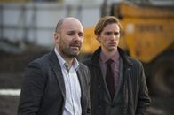 From Darkness – DCI John Hind (Johnny Harris, l.) und der noch unerfahrene DS Anthony Boyce (Luke Newberry, r.) treffen gerade am Tatort ein. Es wurden Überreste von zwei Frauen gefunden, die schon vor Jahren ermordet worden sind.