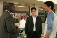 Numb3rs - Die Logik des Verbrechens – Bei ihren Ermittlungen stoßen Don (Rob Morrow, M.) und David (Alimi Ballard, l.) auf Malcolm (Will Beinbrink, r.). Hat er mit dem Mord was zu tun?