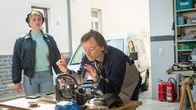 SOKO Wismar – Austauschpolizistin Stine (Sidsel Hindhede, l.) befragt Frederik Nagel (Daniel Christensen, r.) in seiner Reparaturwerkstatt. Handwerker Nagel hat in der Nähe des Tatorts auf einem Parkplatz mit seinem Kleintransporter geparkt. Aber was hatte er dort mitten in der Nacht zu suchen? Er behauptet, zum Tatzeitpunkt einen Mann mit roten Haaren gesehen zu haben. Wer mag wohl dieser große Unbekannte sein?