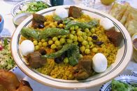 Zu Tisch ... – Fatmas Couscous für das abendliche Fastenbrechen ist zubereitet.