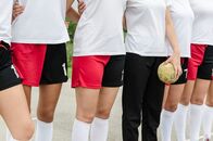 Handball: Testspiel der Damen – Zugeschnittenes Bild junger Handballerinnen