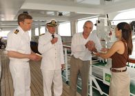 Das Traumschiff – Steffen macht Malte für den Tod seiner Tochter verantwortlich. Vergeblich versuchen Lena und Kapitän Paulsen ihn zu beruhigen. (Sebastian Bezzel, Siegfried Rauch, Walter Kreye, Sophie Dal).