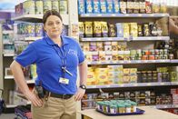 Superstore – Da kann Dina (Lauren Ash) mal wieder ihre Autorität geltend machen: Sie hat das Vergnügen, alle Mitarbeiter einem Drogentest zu unterziehen ...