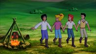 Bibi und Tina – Mikosch (l.) bringt Bibi (2.v.l.), Tina (2.v.r.) und Alex (r.) einen ungarischen Volkstanz bei.