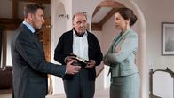 Der Bergdoktor – Prof. Fendrich (Lambert Hamel, M.) versucht offensichtlich Dr. Kahnweiler (Mark Keller, l.) mit seiner Tochter Vera (Rebecca Immanuel, r. ) zu verkuppeln. Doch diese hat das Vorhaben durchschaut und spielt nicht mit.