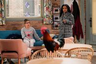Call Me Kat – Kat (Mayim Bialik, l.); Randi (Kyla Pratt, r.)