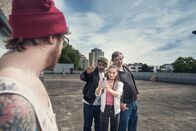 Blockbustaz – Fotosession für eine skurrile Geldspendeaktion: Hardy (Sascha Reimann, l.), im Hintergrund Sol (Eko Fresh, 2.v.l.), Lisa (Cosima Henman, 2.v.r.), Ronald (Andreas Hoppe, r.).