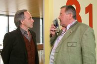 Die Rosenheim-Cops – Kommissar Hofer (Joseph Hannesschläger, r.) erhofft sich von Seminarleiter Clemens Niemann (Holger Christian Gotha, l.) neue Erkenntnisse.