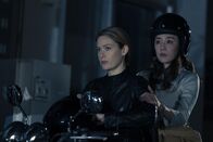 Tokyo Vice – Samantha (Rachel Keller, l.); Misaki (Ayumi Ito, r.)