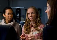 Nachtschicht – Mimi Hu (Minh-Kai Phan-Thi, l.), Lisa Brenner (Barbara Auer, r.) und Valeska Grün (Janin Reinhardt, M.).