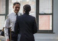 East New York – Assistant Chief John Suarez (Jimmy Smits, l.); Deputy Inspector Regina Haywood (Amanda Warren, r.)