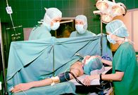 In aller Freundschaft – Roland (Thomas Rühmann) trägt an den Verletzungen des Patienten (Julius Jellinek) eine Mitschuld. Seine Kollegen Achim (Johannes Steck, links) und Kathrin (Andrea Kathrin Loewig, rechts) verweigern ihm jedoch die Behandlung. Roland ist fassungslos!