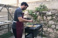Küchen der Welt – Küchenchef Qais Malhas bereitet die palästinensische Variante von Kunafa zu und verrät ihr Geheimnis: die cremige Käsefüllung.