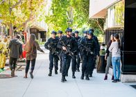 S.W.A.T. – (v.li.): Alex Russell (Jim Street), David Lim (Victor Tan), Jay Harrington (David Kay), Peter Onorati (Sergeant Jeffrey ‚Jack‘ Mumford).