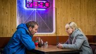 Safe House – Robert (Christopher Eccleston, l.) trifft sich mit seiner ehemaligen Kollegin Becky (Christine Tremarco, r.). Er will mit ihr nochmal die Ereignisse durchgehen, die sich rund um Susans Tod abgespielt haben.