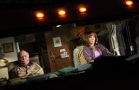 The Middle – Für Frankie (Patricia Heaton, r.) und ihren Chef Mr. Elhert (Brian Doyle-Murray, l.) geht es zu einem Managementseminar. Das denkt zumindest Frankie ...