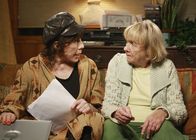 Desperate Housewives – Die Recherchen über Daves Leben gehen weiter: Mrs. McCluskey (Kathryn Joosten, r.) und ihre Schwester Roberta (Lily Tomlin, l.) ...