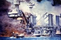Kriegsschiffe - Tod auf See – Ein Motorboot mit Matrosen kurz nach dem japanischen Luftangriff 1941 auf Pearl Harbor – vor der sinkenden "USS West Virginia" im Hafen.