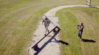 Eine kurze Geschichte über... – Auf einem 450 Meter langen Hindernisparcours zeigt sich, wie beweglich Ritter (Komparsen) in voller Montur sein konnten.