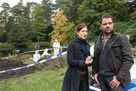 Neben der Spur – Die Kommissare Anna Bartholomé (Marie Leuenberger) und Vincent Ruiz (Juergen Maurer) ermitteln im Mordfall Kathrina Roth.