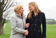 Sturm der Liebe – ARD STURM DER LIEBE FOLGE 1548 Uhr im ERSTEN. Theresa (Ines Lutz, r.) und Nicola (Kerstin Gähte, l.) stellen fest, dass sie viele Gemeinsamkeiten haben.