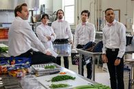 Party Down – (v.l.n.r.) Kyle Bradway (Ryan Hansen); Lucy Dang (Zoë Chao); Roman DeBeers (Martin Starr); Henry Pollard (Adam Scott); Sackson (Tyrel Jackson Williams)