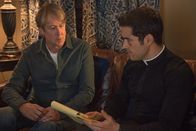 The Exorcist – Henry (Alan Ruck, l.) beichtet Pater Tomas (Alfonso Herrera, r.), dass er seit seinem Unfall ständig eine Art Murmeln in seinem Kopf hört und seit einigen Tagen immer die gleiche Zahl hört. Doch was hat 162 zu bedeuten?