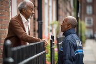 Death in Paradise – Dwayne (Danny John-Jules, r.) ist in England seinem Vater Nelson Myers (Ram John Holder, l.) begegnet, den er schon seit langer Zeit nicht mehr gesehen hat. Nun will Dwayne einige Dinge mit ihm klären, die ihn schon seit seiner Kindheit belasten.