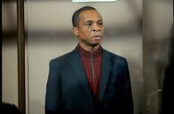Manhunt – Delroy Grant (Jude Akuwudike) vor Gericht.