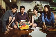 Parasite – V.li. n. re.: Die vierköpfige Familie Kim lebt von Gelegenheitsjobs: Sohn Ki Woo (Choi Woo-shik) mit Vater Ki Taek (Song Kang-ho), Mutter Chung Sook (Chang Hyae-jin) und Schwester Ki Jung (Park So-dam).