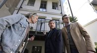 Wenn Papa auf der Matte steht – Danyal (Tim Seyfi, Mitte ) bekommt Unterstützung von seinen Freunden Markus (Marcus Mittermeier, re.) und Tobi (Dirk Borchardt, li.).