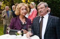 Rentnercops – Günter (Wolfgang Winkler, r.) erfährt so nebenbei von seiner Frau Heidrun (Verena Plangger, l.), dass Monika Bose doch kein Alibi hat…ups!