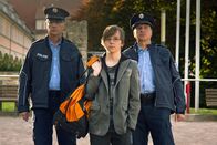 Schloss Einstein – Adrian (Lukas Lange) platzt in Polizeibegleitung ins "Schloss Einstein Camp".