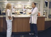 Scrubs - Die Anfänger – Dr. Cox (John C. McGinley, r.) ist wie immer von Kollegen und Studenten total angewidert und ist vor allem zu der unsicheren Studentin Lucy (Kerry Bishe, l.) ausgesprochen gemein ...