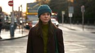 Conversations with Friends – Als Frances (Alison Oliver) zufällig einen Anruf bekommt, bietet sich ihr die Gelegenheit ,endlich reinen Tisch zu machen und zu sagen, was sie wirklich bewegt.