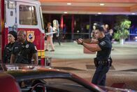 9-1-1: Lone Star – (v.l.n.r.) Marjani Marwani (Natacha Karam); Paul Strickland (Brian Michael Smith); Carlos Reyes (Rafael Silva)