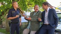 Die Rosenheim-Cops – Die Rosenheimer Kommissare fassen erste Ermittlungsergebnisse zusammen: Polizist Michi Mohr (Max Müller), Kommissar Korbinian Hofer (Joseph Hannesschläger) und Kommissar Sven Hansen (Igor Jeftic).