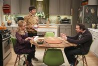 The Big Bang Theory – Während die werdenden Eltern Bernadette (Melissa Rauch, l.) und Howard (Simon Helberg, M.) sich auf ihr Baby freuen und die Entbindung immer näher rückt, fragt Stuart (Kevin Sussman, r.) die beiden plötzlich nach einem äußerst unpassenden Gefallen ...
