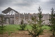 Mythos Kelten – Die Kelten ziehen von ihren offenen Dörfern in ummauerte Siedlungen, die sie gegen ihre Gegner abschotten.