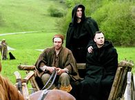 Luther – Verhüllt und beschützt muss Luther (Joseph Fiennes, M.) nach seiner Ächtung unter Lebensgefahr durch Deutschland reisen.