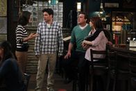 How I Met Your Mother – v.r.), Lily (Alyson Hannigan, r.) und Robin (Cobie Smulders, l.) ...
