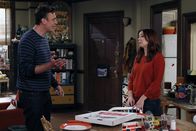 How I Met Your Mother – Stehen vor einer schwierigen Entscheidung: Lily (Alyson Hannigan, r.) und Marshall (Jason Segel, l.) ...
