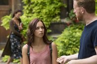 Cheat - Der Betrug – Rose (Molly Windsor) nimmt Leahs Mann Adam (Tom Goodman-Hill) ins Visier.