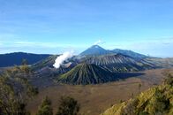 Der Pazifische Feuerring – Der geheimnisvolle Bromo-Vulkan im "Bromo Tengger Semeru Nationalpark" auf der indonesischen Insel Java. Einmal im Jahr findet hier das Kesada-Fest der Hindus statt. Dem dampfenden Bromo-Vulkan werden dabei Opfergaben dargeboten.