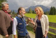 Die Rosenheim-Cops – Hotelportier Alois Kriegl (Martin Maria Abram, M.) macht Danner (Katharina Abt, r.) und Stadler (Dieter Fischer, l.) auf eine heiße Spur aufmerksam.