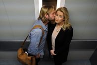 In aller Freundschaft – Der große Tag ist gekommen. Die Volldigitalisierung der Sachenklinik ist vollbracht, das Programm von Felix Sonntag (Jochen Matschke) läuft tadellos. Als Felix Sarah Marquardt (Alexa Maria Surholt) im Fahrstuhl einen Kuss gibt, ist das Sarah unangenehm. Sie möchte nicht, dass irgendwer in der Klinik von ihrer Affäre Wind bekommt.