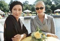 Frauen die Prosecco trinken – Die Chefredakteurin Principessa (Eleonore Weisgerber, links) und ihre Reporterin Marie-Claire (Cecilia Kunz) spinnen eine Intrige gegen eine Kollegin.